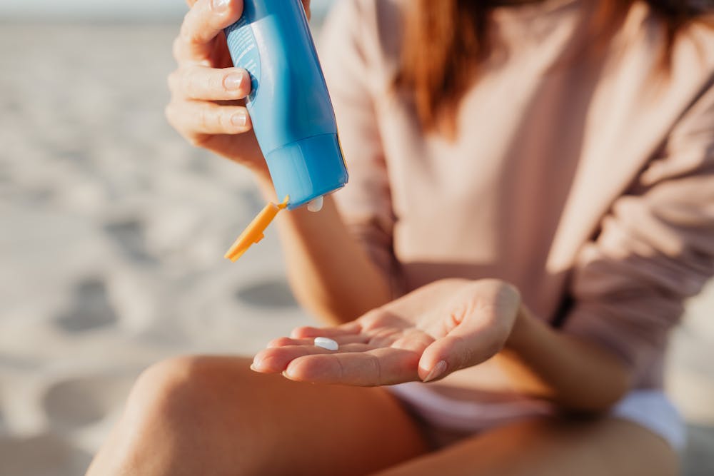 woman-applying-sunscreen