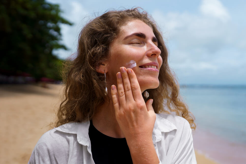 woman-putting-sunscreen-on-face